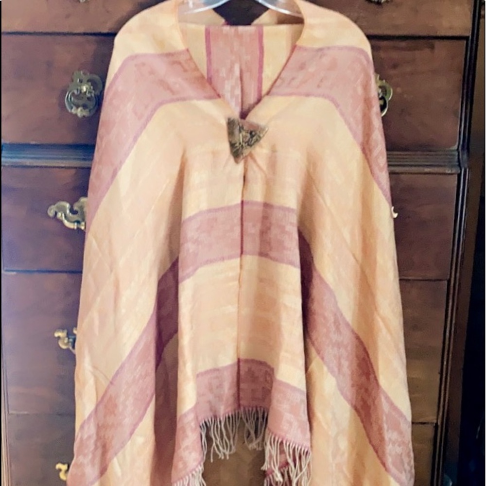 LIKE NEW! ALPACA 🦙 111 SHAWL